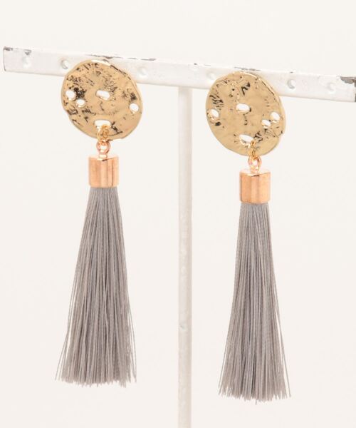 tone（トーン）の「【Caramel late】ゴールド×タッセルピアス（ピアス（両耳用）・レディース・パープル/ピンク/グリーン/イエロー/オレンジ/グリーン系その他/グレー/ブラック/ネイビー/ブルー・FREE）」の3枚目の写真