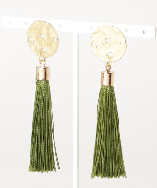 tone（トーン）の「【Caramel late】ゴールド×タッセルピアス（ピアス（両耳用）・レディース・パープル/ピンク/グリーン/イエロー/オレンジ/グリーン系その他/グレー/ブラック/ネイビー/ブルー・FREE）」の4枚目の写真