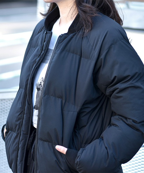 SHU（シュー）の「BOMBER JACKET（ダウンジャケット/コート・レディース・ブラック/グレー/ベージュ・XS/S/M/L/XL）」の2枚目の写真