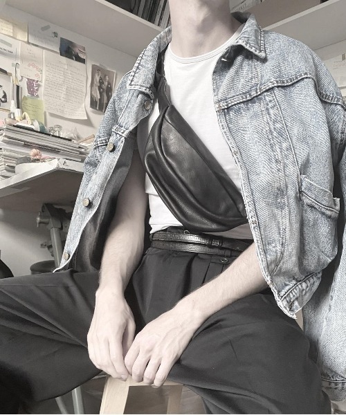 PATRICK STEPHAN(パトリックステファン)の「パトリック ステファン / Leather small waist bag 'demi cercle' 19 ボディバッグ(ボディバッグ/ウエストポーチ・メンズ・ブラック・FREE)」の8枚目の写真
