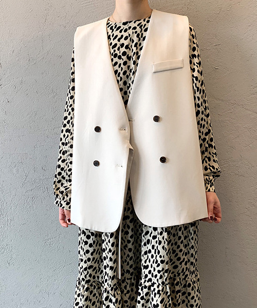 c.u.l（シーユーエル）の「【c.u.l:w】ノーカラーダブルボタンベスト culw38（ベスト・レディース・ブラック/アイボリー・S/M/L）」の2枚目の写真