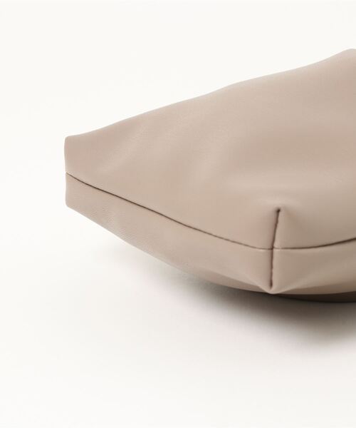 UNRELISH（アンレリッシュ）の「シャイニー巾着身ミニショルダーバッグ（ショルダーバッグ・レディース・グレイッシュベージュ/ブラック・FREE）」の4枚目の写真