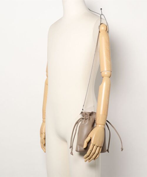 UNRELISH（アンレリッシュ）の「シャイニー巾着身ミニショルダーバッグ（ショルダーバッグ・レディース・グレイッシュベージュ/ブラック・FREE）」の6枚目の写真