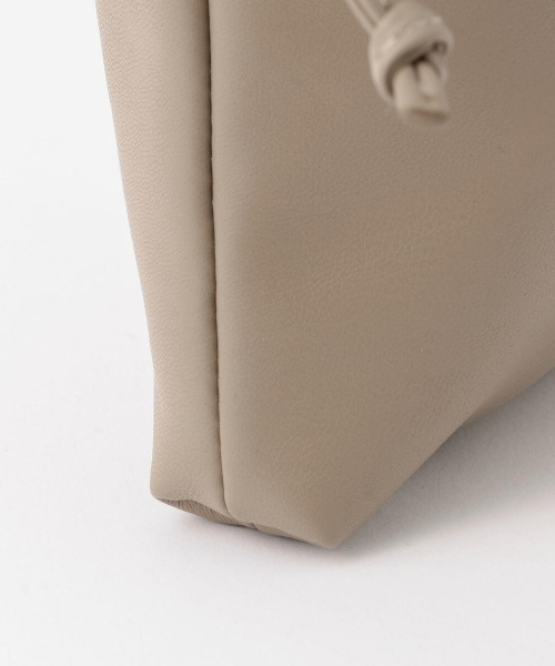 UNRELISH（アンレリッシュ）の「シャイニー巾着身ミニショルダーバッグ（ショルダーバッグ・レディース・グレイッシュベージュ/ブラック・FREE）」の10枚目の写真