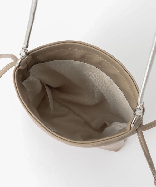 UNRELISH（アンレリッシュ）の「シャイニー巾着身ミニショルダーバッグ（ショルダーバッグ・レディース・グレイッシュベージュ/ブラック・FREE）」の11枚目の写真