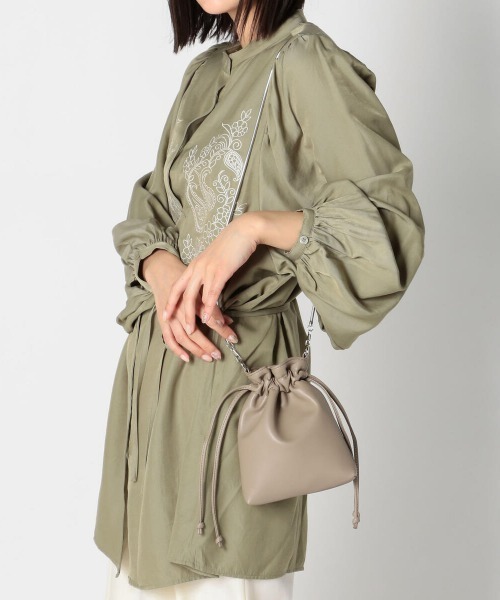 UNRELISH（アンレリッシュ）の「シャイニー巾着身ミニショルダーバッグ（ショルダーバッグ・レディース・グレイッシュベージュ/ブラック・FREE）」の13枚目の写真