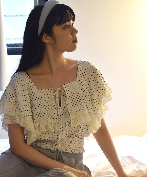 Alley by w closet(アリーバイダブルクローゼット)の「【Alley】ケープ衿レースフリル付きシャーリングプルオーバー(シャツ/ブラウス・レディース・オフホワイト/ホワイト系その他/ブラック/ブラック系その他・FREE)」の3枚目の写真