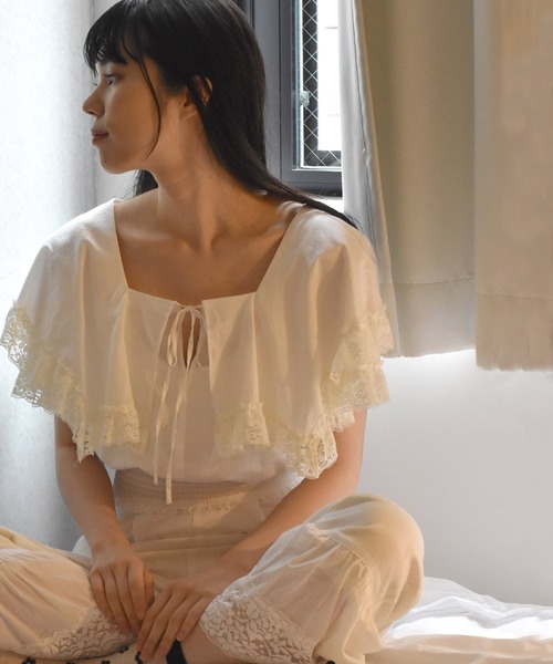 Alley by w closet(アリーバイダブルクローゼット)の「【Alley】ケープ衿レースフリル付きシャーリングプルオーバー(シャツ/ブラウス・レディース・オフホワイト/ホワイト系その他/ブラック/ブラック系その他・FREE)」の2枚目の写真