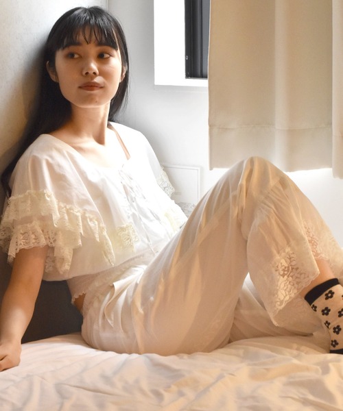 Alley by w closet(アリーバイダブルクローゼット)の「【Alley】ケープ衿レースフリル付きシャーリングプルオーバー(シャツ/ブラウス・レディース・オフホワイト/ホワイト系その他/ブラック/ブラック系その他・FREE)」の9枚目の写真