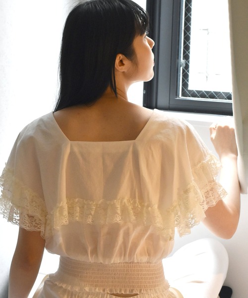 Alley by w closet(アリーバイダブルクローゼット)の「【Alley】ケープ衿レースフリル付きシャーリングプルオーバー(シャツ/ブラウス・レディース・オフホワイト/ホワイト系その他/ブラック/ブラック系その他・FREE)」の11枚目の写真