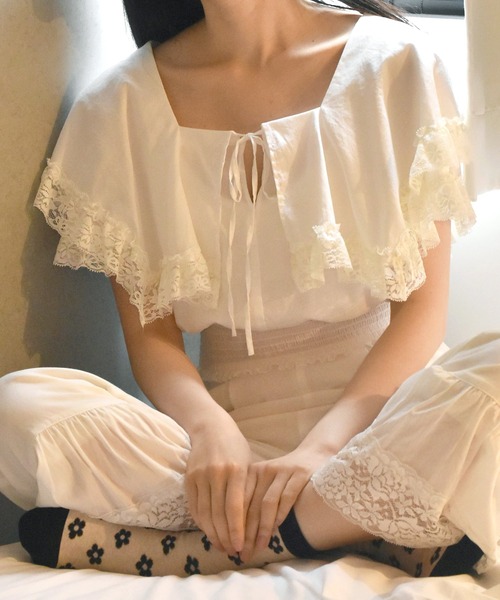 Alley by w closet(アリーバイダブルクローゼット)の「【Alley】ケープ衿レースフリル付きシャーリングプルオーバー(シャツ/ブラウス・レディース・オフホワイト/ホワイト系その他/ブラック/ブラック系その他・FREE)」の12枚目の写真