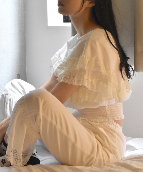 Alley by w closet(アリーバイダブルクローゼット)の「【Alley】ケープ衿レースフリル付きシャーリングプルオーバー(シャツ/ブラウス・レディース・オフホワイト/ホワイト系その他/ブラック/ブラック系その他・FREE)」の13枚目の写真