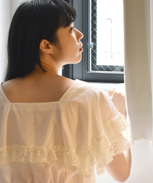 Alley by w closet(アリーバイダブルクローゼット)の「【Alley】ケープ衿レースフリル付きシャーリングプルオーバー(シャツ/ブラウス・レディース・オフホワイト/ホワイト系その他/ブラック/ブラック系その他・FREE)」の14枚目の写真