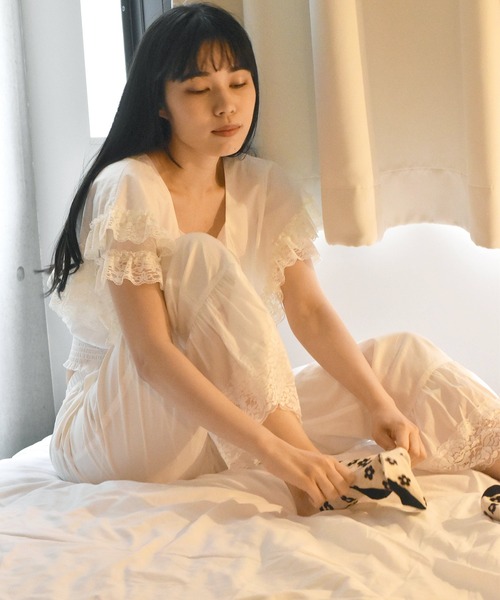 Alley by w closet(アリーバイダブルクローゼット)の「【Alley】ケープ衿レースフリル付きシャーリングプルオーバー(シャツ/ブラウス・レディース・オフホワイト/ホワイト系その他/ブラック/ブラック系その他・FREE)」の16枚目の写真