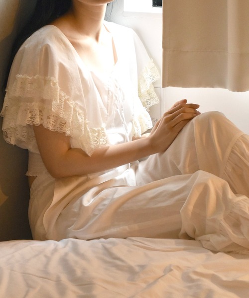 Alley by w closet(アリーバイダブルクローゼット)の「【Alley】ケープ衿レースフリル付きシャーリングプルオーバー(シャツ/ブラウス・レディース・オフホワイト/ホワイト系その他/ブラック/ブラック系その他・FREE)」の18枚目の写真