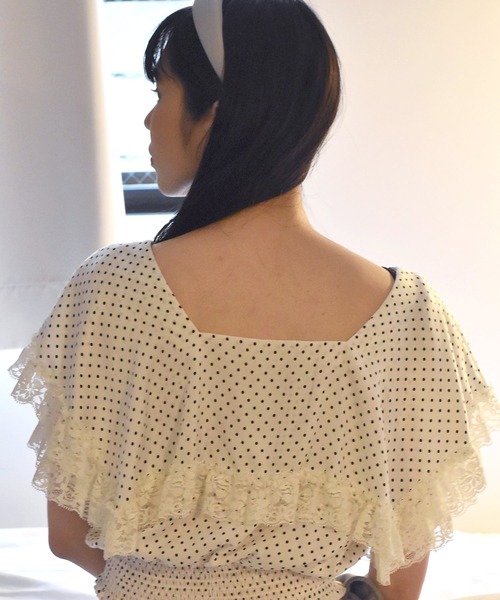 Alley by w closet(アリーバイダブルクローゼット)の「【Alley】ケープ衿レースフリル付きシャーリングプルオーバー(シャツ/ブラウス・レディース・オフホワイト/ホワイト系その他/ブラック/ブラック系その他・FREE)」の20枚目の写真