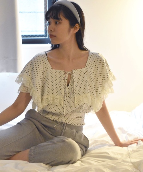 Alley by w closet(アリーバイダブルクローゼット)の「【Alley】ケープ衿レースフリル付きシャーリングプルオーバー(シャツ/ブラウス・レディース・オフホワイト/ホワイト系その他/ブラック/ブラック系その他・FREE)」の21枚目の写真