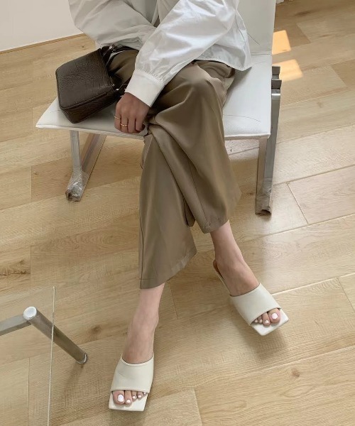 tukn.（トゥクン）の「スクエアトゥミュールサンダル（サンダル・レディース・アイボリー/ブラック/ベージュ・23.5cm/24.5cm/23.0cm/24.0cm/22.5㎝）」の6枚目の写真