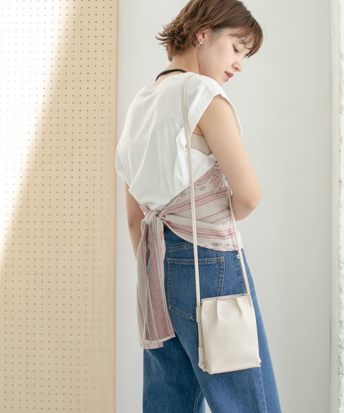 KBF（ケイビーエフ）の「エスニック柄ホルターネックキャミソール（キャミソール・レディース・グレー/レッド・ONE）」の3枚目の写真