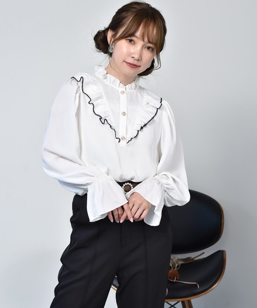 ems excite（エムズエキサイト）の「Vフリルブラウス（シャツ/ブラウス・レディース・オフホワイト/ホワイト系その他/アニマル・FREE）」の2枚目の写真