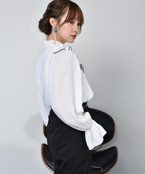 ems excite（エムズエキサイト）の「Vフリルブラウス（シャツ/ブラウス・レディース・オフホワイト/ホワイト系その他/アニマル・FREE）」の4枚目の写真