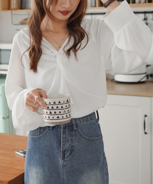 Diosfront（ディオスフロント）の「パフスリーブVネックブラウス（シャツ/ブラウス・レディース・ホワイト/ブラック/ブルーグレー/ピンク・M/L）」の2枚目の写真