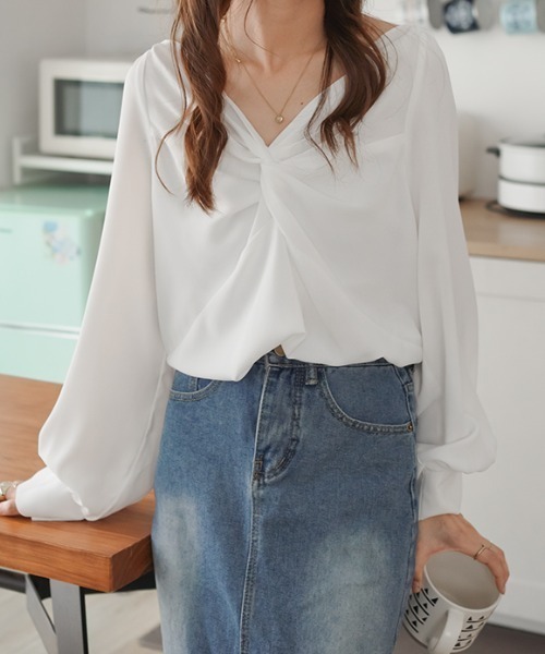 Diosfront（ディオスフロント）の「パフスリーブVネックブラウス（シャツ/ブラウス・レディース・ホワイト/ブラック/ブルーグレー/ピンク・M/L）」の6枚目の写真