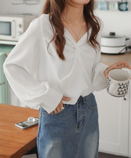 Diosfront（ディオスフロント）の「パフスリーブVネックブラウス（シャツ/ブラウス・レディース・ホワイト/ブラック/ブルーグレー/ピンク・M/L）」の7枚目の写真