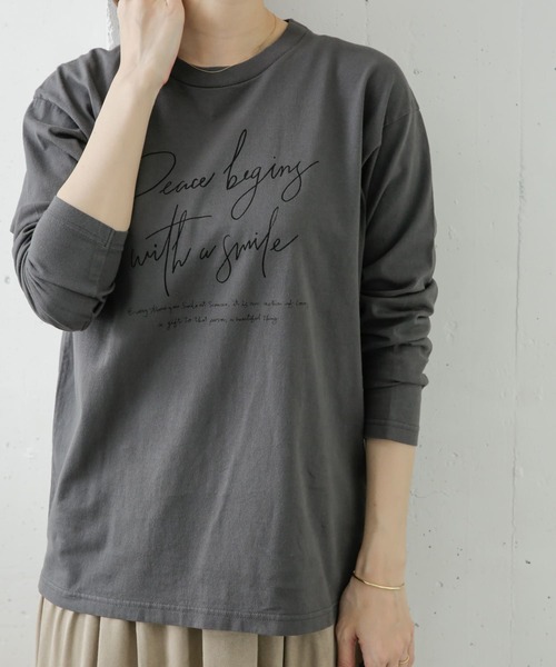 URBAN RESEARCH DOORS(アーバンリサーチドアーズ)の「PEACE BEGINGプリントTシャツ(Tシャツ/カットソー・レディース・チャコールグレー/カーキ/ライトベージュ・ONE)」の1枚目の写真