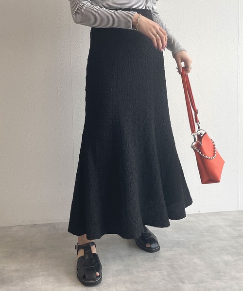 w closet（ダブルクローゼット）の「凸凹ジャガードマーメイドスカート（スカート・レディース・オフホワイト/ブルー/ブラック・FREE）」の2枚目の写真