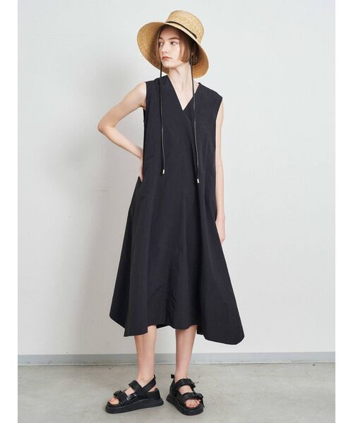 ELENDEEK（エレンディーク）の「イレギュラーヘムテントワンピース（ワンピース・レディース・ブラック/ベージュ/インディゴブルー/ラベンダー・01/02）」の13枚目の写真