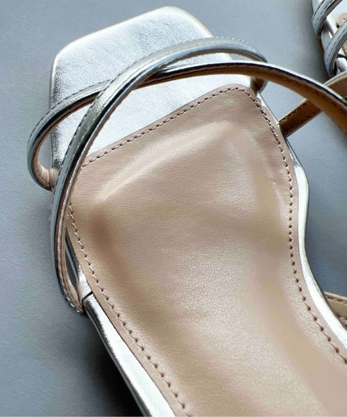EVOL（イーボル）の「ブロックヒールナローストラップサンダル（サンダル・レディース・ベージュ/シルバー・S/M/L）」の5枚目の写真