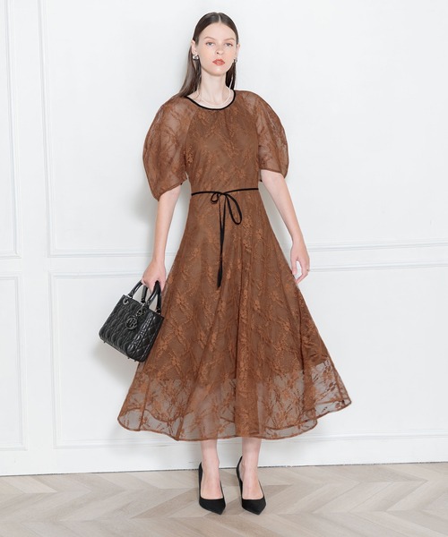 Leja（レジャ）の「【LEJA】パフスリーブウエストリボン総レースロングドレスワンピース美脚効果結婚式 パーティードレス 二次会 同窓会 お呼ばれ オケージョン 20代 30代（ドレス・レディース・ブラック/ブルー/チョコ/ブラウン・FREE/MEDIUM/SMALL）」の5枚目の写真