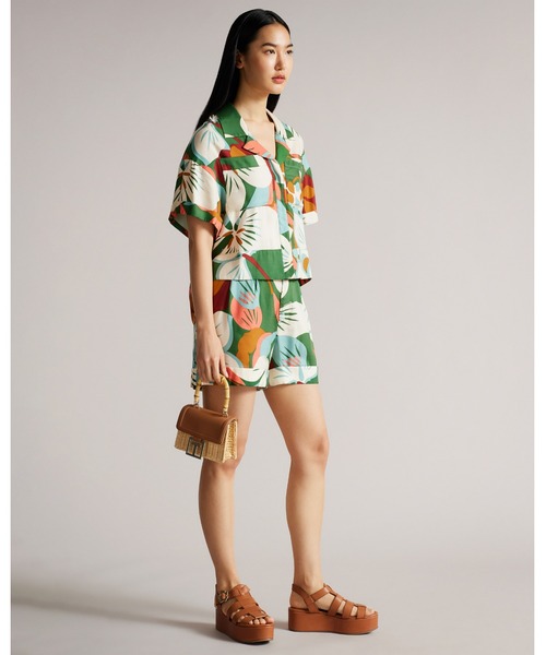 Ted Baker（テッドベーカー）の「ERLENA トロピカルプリント ショートパンツ（その他パンツ・レディース・グリーン・0/2/1）」の5枚目の写真