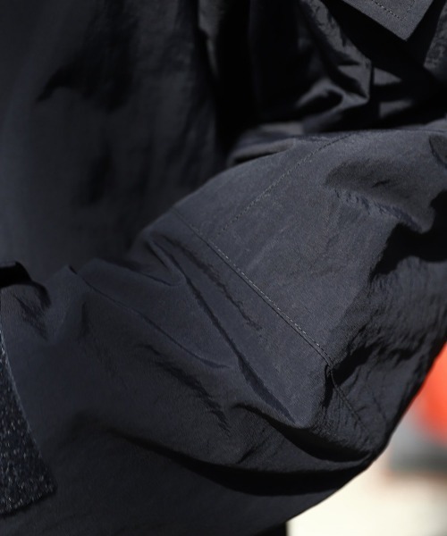 marka（マーカ）の「marka / マーカ：ECWCS JACKET - recycle nylon tusser -：M22C-04BL01C[COR]（ミリタリージャケット・メンズ・ネイビー/ブラック・2/1）」の9枚目の写真