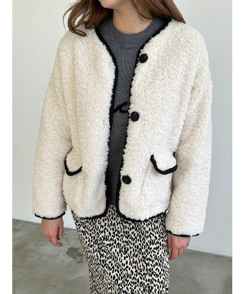 ⭐︎良品・ほぼ未使用⭐︎JUSGLITTY パイピングノーカラージャケット HUG.U ジャケット ノーカラージャケット きれい見え ダンボール