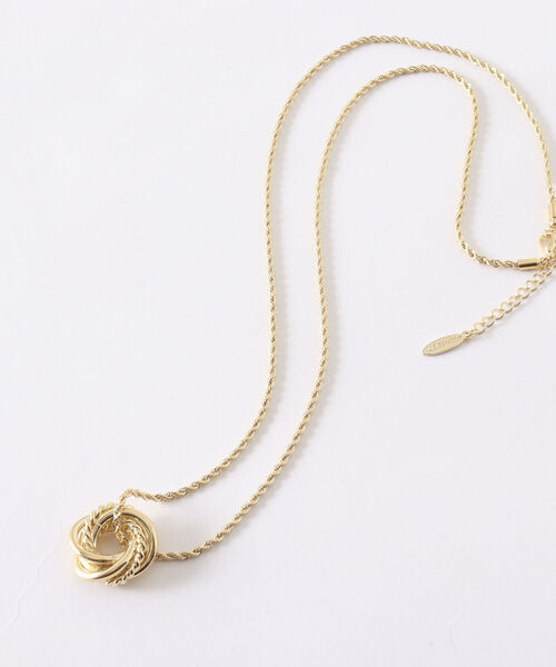 NOLLEY’S Sophi（ノーリーズソフィ）の「ツイストリングネックレス（ネックレス・レディース・ゴールド/シルバー・FREE）」の2枚目の写真