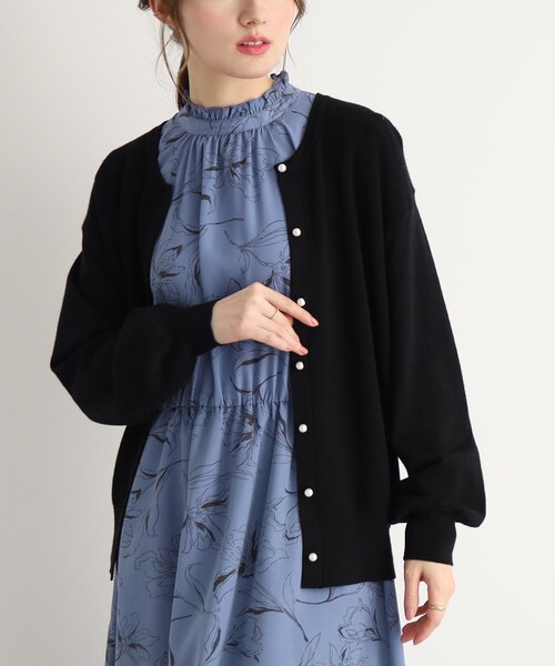 DRESKIP(ドレスキップ)の「◆パ-ル調釦クルーネックニットカーディガン(カーディガン/ボレロ・レディース・ブラック/パープル/グリーン/ナチュラル・02/03/04)」の2枚目の写真