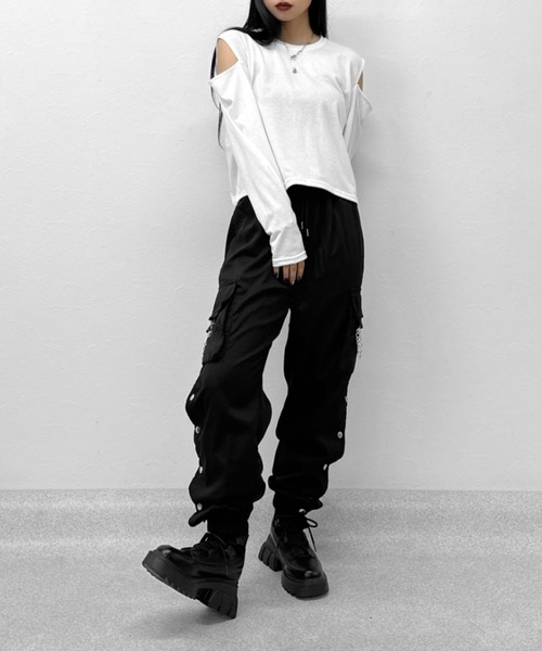 LVEU.（ラブユ.）の「【LVEU.】チェーンデザインボタンスリットカーゴパンツ / パンツ ボトムス カーゴ チェーン ボタン スリット ドローコード ワイド ルーズ ブラック（カーゴパンツ・レディース・ブラック・FREE）」の2枚目の写真