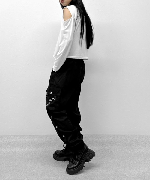 LVEU.（ラブユ.）の「【LVEU.】チェーンデザインボタンスリットカーゴパンツ / パンツ ボトムス カーゴ チェーン ボタン スリット ドローコード ワイド ルーズ ブラック（カーゴパンツ・レディース・ブラック・FREE）」の4枚目の写真