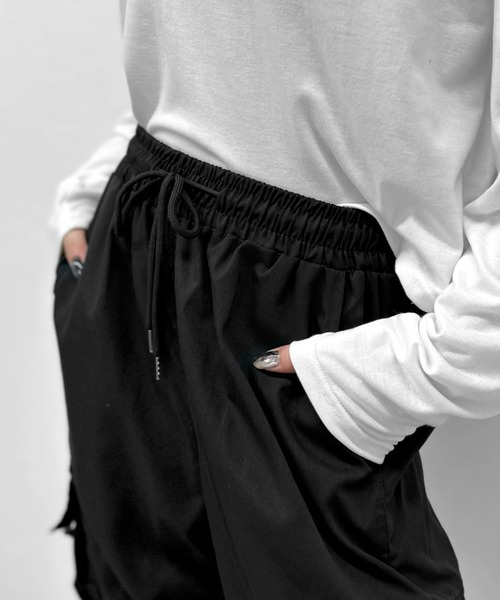 LVEU.（ラブユ.）の「【LVEU.】チェーンデザインボタンスリットカーゴパンツ / パンツ ボトムス カーゴ チェーン ボタン スリット ドローコード ワイド ルーズ ブラック（カーゴパンツ・レディース・ブラック・FREE）」の6枚目の写真