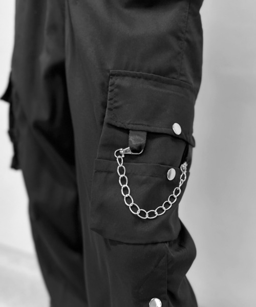 LVEU.（ラブユ.）の「【LVEU.】チェーンデザインボタンスリットカーゴパンツ / パンツ ボトムス カーゴ チェーン ボタン スリット ドローコード ワイド ルーズ ブラック（カーゴパンツ・レディース・ブラック・FREE）」の7枚目の写真