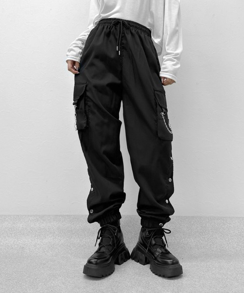 LVEU.（ラブユ.）の「【LVEU.】チェーンデザインボタンスリットカーゴパンツ / パンツ ボトムス カーゴ チェーン ボタン スリット ドローコード ワイド ルーズ ブラック（カーゴパンツ・レディース・ブラック・FREE）」の5枚目の写真