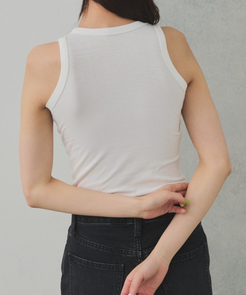 Solace(ソレイス)の「パッド付き/アメスリオープンタンクトップ(タンクトップ・レディース・ホワイト/ブラック/ベージュ/グレー・FREE)」の19枚目の写真