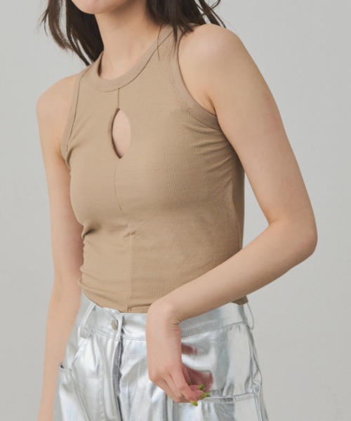 Solace(ソレイス)の「パッド付き/アメスリオープンタンクトップ(タンクトップ・レディース・ホワイト/ブラック/ベージュ/グレー・FREE)」の6枚目の写真