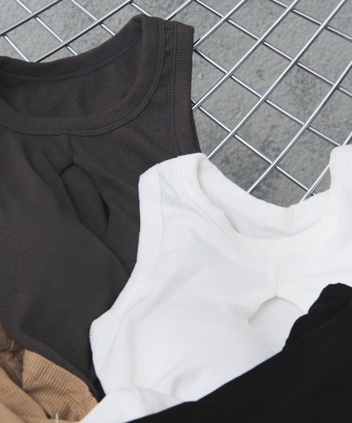 Solace(ソレイス)の「パッド付き/アメスリオープンタンクトップ(タンクトップ・レディース・ホワイト/ブラック/ベージュ/グレー・FREE)」の14枚目の写真