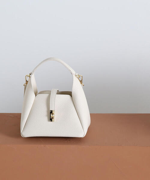 NATURAL BEAUTY BASIC(ナチュラルビューティーベーシック)の「◇【Oggi11月号掲載】トライアングルミニトート(トートバッグ・レディース・ブラウン/オフホワイト/ゴールド/ベージュ/ブラック・フリ-)」の10枚目の写真
