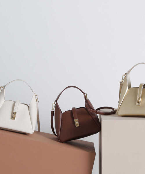 NATURAL BEAUTY BASIC(ナチュラルビューティーベーシック)の「◇【Oggi11月号掲載】トライアングルミニトート(トートバッグ・レディース・ブラウン/オフホワイト/ゴールド/ベージュ/ブラック・フリ-)」の3枚目の写真