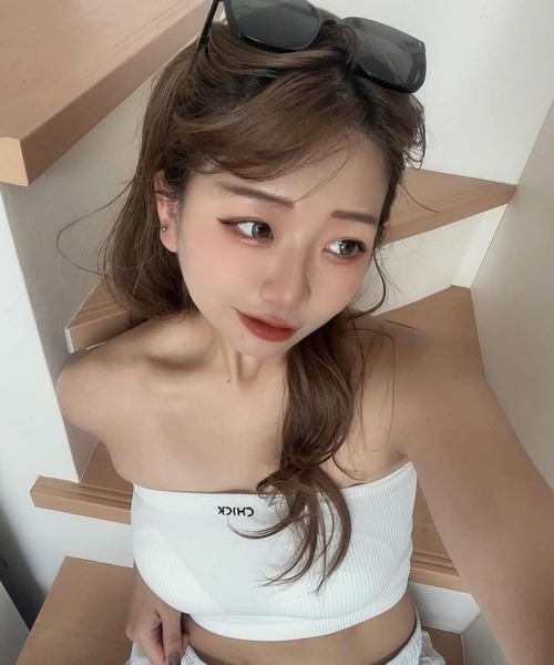 Chick(チック)の「【CHICK ORIGINAL】ワンポイント刺繍 リブベアトップ/チューブトップ 2WAY(キャミソール・レディース・ホワイト/ブラック・FREE)」の4枚目の写真