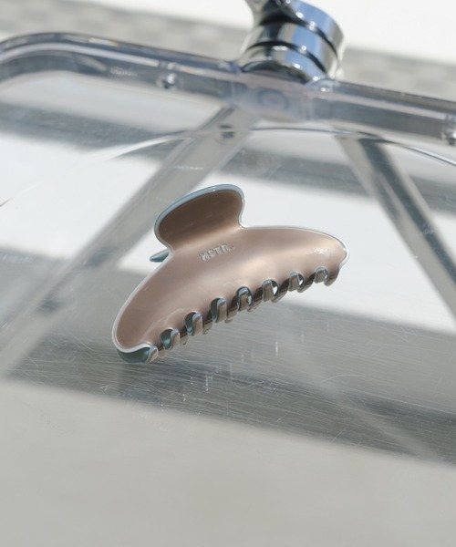 Kastane（カスタネ）の「【新色追加】fiw.ロゴバンスクリップ（バレッタ/ヘアクリップ・レディース・アイボリー/ブラック/グレー/ピンクベージュ/ピンク系その他/ライム/ライトグレー/ブルー系その他/ダークグリーン/ダークブラウン・FREE）」の3枚目の写真